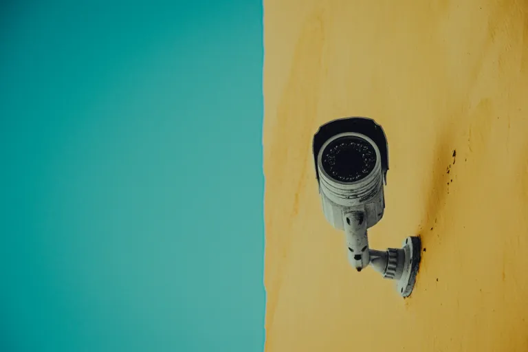 Ako odhaliť a nájsť skryté kamery v hoteli alebo inom ubytovacom zariadení