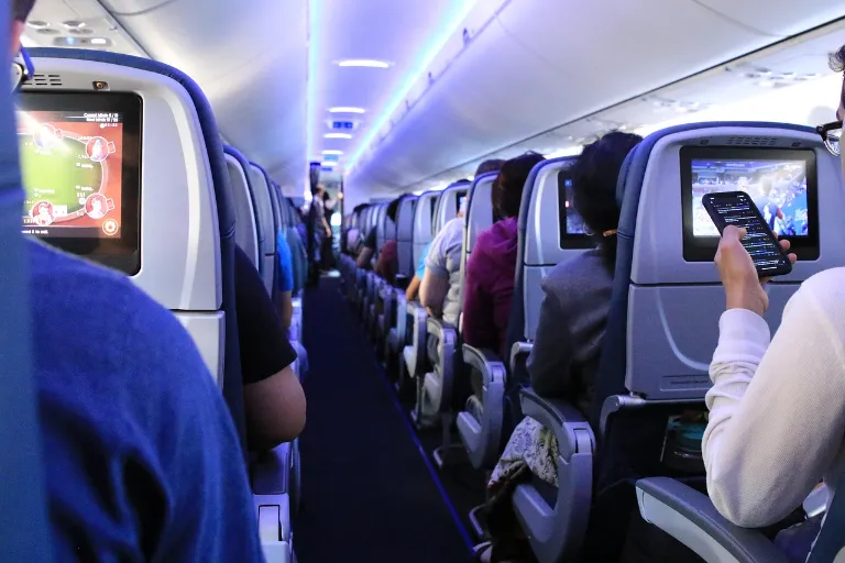 Jet lag: Keď telo cestuje rýchlejšie ako mozog – ako ho dobehnúť?